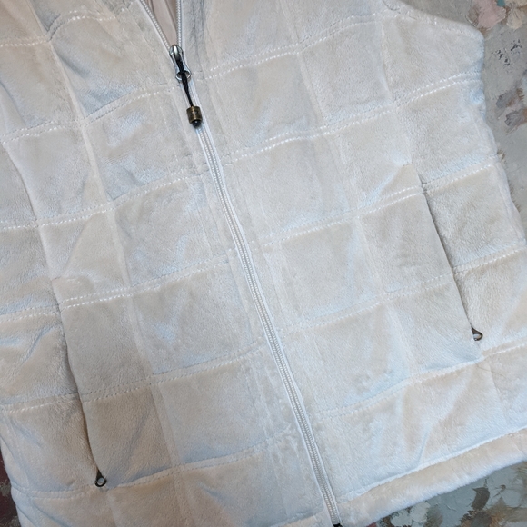 Lady Hathaway soft puff vest.  Lg - Picture 3 of 5